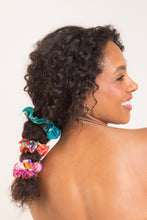 Załaduj obraz do przeglądarki galerii, Image 02: Rio De Sol Chouchou Rain Scrunchie
