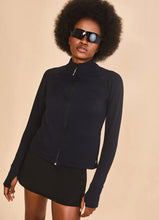Załaduj obraz do przeglądarki galerii, Image 03: Uv Line T-Shirt Jacket Fem New Fit Black Upf50+
