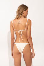 Załaduj obraz do przeglądarki galerii, Model Back: Rio De Sol Bas Bottom Malibu-Natural Essential-Noa
