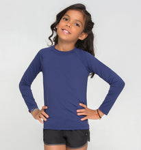 Załaduj obraz do przeglądarki galerii, Model Front: Uv Line T-Shirt Longsleeve Uvpro Kids Navy Blue Upf50+
