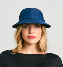 Załaduj obraz do przeglądarki galerii, Model Front: Uv Line Casquette Visor Nice Fem Navy Blue Upf50+

