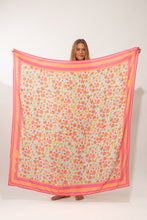 Załaduj obraz do przeglądarki galerii, Model Front: Rio De Sol Pareo Ditsy-Sky Canga
