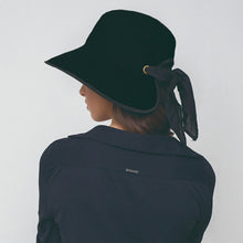 Załaduj obraz do przeglądarki galerii, Model Back: Uv Line Chapeau Souple/Capeline Hat Santorini Imp Fem Black Upf50+
