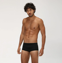 Załaduj obraz do przeglądarki galerii, Model Front: Uv Line Sunga / Boxer Swim Trunks Masc Black Upf50+
