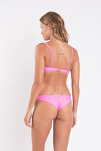 Załaduj obraz do przeglądarki galerii, Model Back: Rio De Sol Ensemble Set Milkshake Bandeau-Crispy Nice
