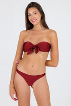 Załaduj obraz do przeglądarki galerii, Model Front: Rio De Sol Ensemble Set Shimmer-Divino Bandeau-Knot Nice-Fio
