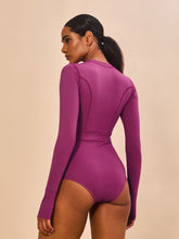 Załaduj obraz do przeglądarki galerii, Model Back: Uv Line Une Pièce Swimsuit Macae Magenta Upf50+

