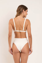 Załaduj obraz do przeglądarki galerii, Model Back: Rio De Sol Ensemble Set Sand-Chantilly Alba Kora
