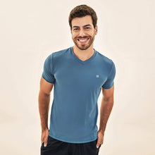 Załaduj obraz do przeglądarki galerii, Model Front: Uv Line T-Shirt Pour Homme T-Shirt Sport Fit Aco
