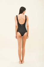 Załaduj obraz do przeglądarki galerii, Model Back: Uv Line Une Pièce Maio Swim Textura Preto Upf50+
