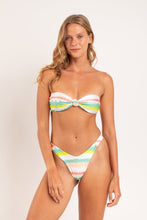 Załaduj obraz do przeglądarki galerii, Model Front: Rio De Sol Haut Top Revelry Bandeau-Joy
