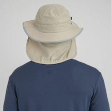 Załaduj obraz do przeglądarki galerii, Model Back: Uv Line Chapeau Legionnaire Chapeu Kansas Nac Areia/Cinza
