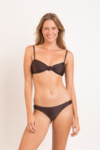 Załaduj obraz do przeglądarki galerii, Model Front: Rio De Sol Bas Bottom Shimmer-Coffee Essential
