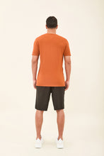 Załaduj obraz do przeglądarki galerii, Model Back: Uv Line T-Shirt Pour Homme T-Shirt Sport Fit Caramelo Upf50+
