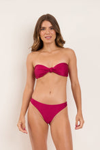 Załaduj obraz do przeglądarki galerii, Model Front: Rio De Sol Ensemble Set Shimmer-Desejo Bandeau-Joy Essential
