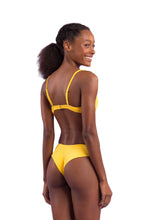 Załaduj obraz do przeglądarki galerii, Model Back: Rio De Sol Haut Top Malibu-Yellow Balconet

