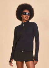 Załaduj obraz do przeglądarki galerii, Model Front: Uv Line T-Shirt Jacket Fem New Fit Black Upf50+
