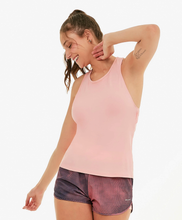 Załaduj obraz do przeglądarki galerii, Model Front: Alto Giro Fitness Haut Regata Speed Detalhe Vazado Costas Coral Cream
