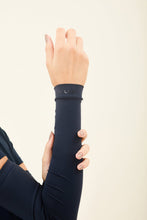 Załaduj obraz do przeglądarki galerii, Model Front: Uv Line Gants Sun-Protection Sleeve Navy Upf50+

