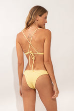 Załaduj obraz do przeglądarki galerii, Model Back: Rio De Sol Haut Top Drift-Butterglow Juliette-Tie
