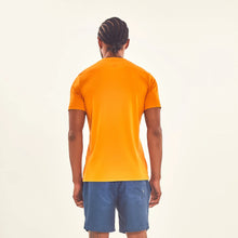 Załaduj obraz do przeglądarki galerii, Model Back: Uv Line T-Shirt Pour Homme T-Shirt Sport Fit Orange Upf50+
