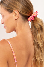Załaduj obraz do przeglądarki galerii, Model Front: Rio De Sol Chouchou Solea Scrunchie
