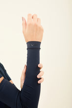 Załaduj obraz do przeglądarki galerii, Sun-Protection Sleeve Navy UPF50+
