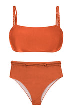 Załaduj obraz do przeglądarki galerii, Product Front: Rio De Sol Ensemble Set Paprica Bandeau-Reto Hotpants
