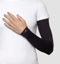 Załaduj obraz do przeglądarki galerii, Model Front: Uv Line Gants Long Sleeve Uni Black Upf50+
