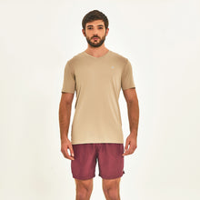 Załaduj obraz do przeglądarki galerii, Model Front: Uv Line Fitness Haut T-Shirt Sport Fit Areia Upf50+
