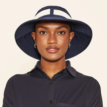 Załaduj obraz do przeglądarki galerii, Model Front: Uv Line Chapeau Souple/Capeline Hat Paris Ville L Fem Blue White Upf50+
