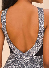 Załaduj obraz do przeglądarki galerii, Model Back: Uv Line Une Pièce Swimsuit Verena Asas Upf50+
