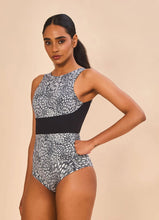 Załaduj obraz do przeglądarki galerii, Model Front: Uv Line Une Pièce Swimsuit Verena Asas Upf50+
