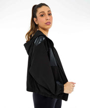 Załaduj obraz do przeglądarki galerii, Image 02: Alto Giro Fitness Haut Jaqueta Tecnospan Recortes Preto
