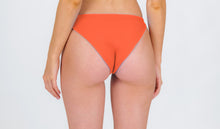 Załaduj obraz do przeglądarki galerii, Model Back: Rio De Sol Bas Bottom Light-Peach Essential-Comfy
