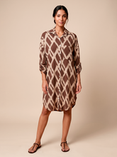 Załaduj obraz do przeglądarki galerii, Model Front: Uv Line Chemise Shirtdress Ipanema Diamond Upf50+
