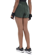 Załaduj obraz do przeglądarki galerii, Model Back: Alto Giro Fitness Bas Shorts Tecnospan Verde Militar
