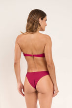 Załaduj obraz do przeglądarki galerii, Model Back: Rio De Sol Ensemble Set Shimmer-Desejo Bandeau-Joy Essential

