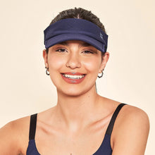 Załaduj obraz do przeglądarki galerii, Model Front: Uv Line Visière Elastic Visor Navy Blue Upf50+

