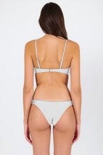 Załaduj obraz do przeglądarki galerii, Model Back: Rio De Sol Haut Top Shimmer-White Bandeau-Knot
