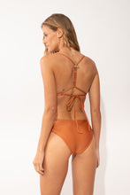 Załaduj obraz do przeglądarki galerii, Model Back: Rio De Sol Bas Bottom Shimmer-Nocciola Essential-Comfy
