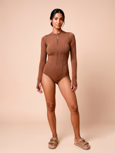 Załaduj obraz do przeglądarki galerii, Model Front: Uv Line Une Pièce Long Sleeve Swimsuit Macae Brown Upf50+
