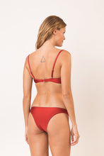 Załaduj obraz do przeglądarki galerii, Model Back: Rio De Sol Ensemble Set Shimmer-Liquor Bandeau-Joy Essential
