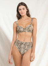Załaduj obraz do przeglądarki galerii, Model Front: Maaji Haut Top Bailey Joile Python
