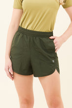 Załaduj obraz do przeglądarki galerii, Short Race Verde Militar UPF50+
