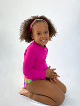 Załaduj obraz do przeglądarki galerii, Model Back: Rio De Sol T-Shirt Amaranto Rash-Guard Kids
