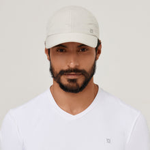 Załaduj obraz do przeglądarki galerii, Model Front: Uv Line Casquette Cap Uv Pro Masc Sand Upf50+
