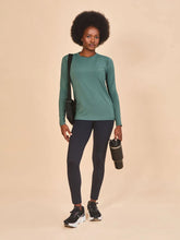 Załaduj obraz do przeglądarki galerii, Model Front: Uv Line T-Shirt Longsleeve Fem New Fit Textura Verde Jade Upf50+
