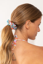 Załaduj obraz do przeglądarki galerii, Model Front: Rio De Sol Chouchou Ditsy-Sky Scrunchie
