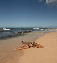 Załaduj obraz do przeglądarki galerii, Image 11: Wednesday In Hawaii By Rio De Sol Une Pièce Lava Surf
